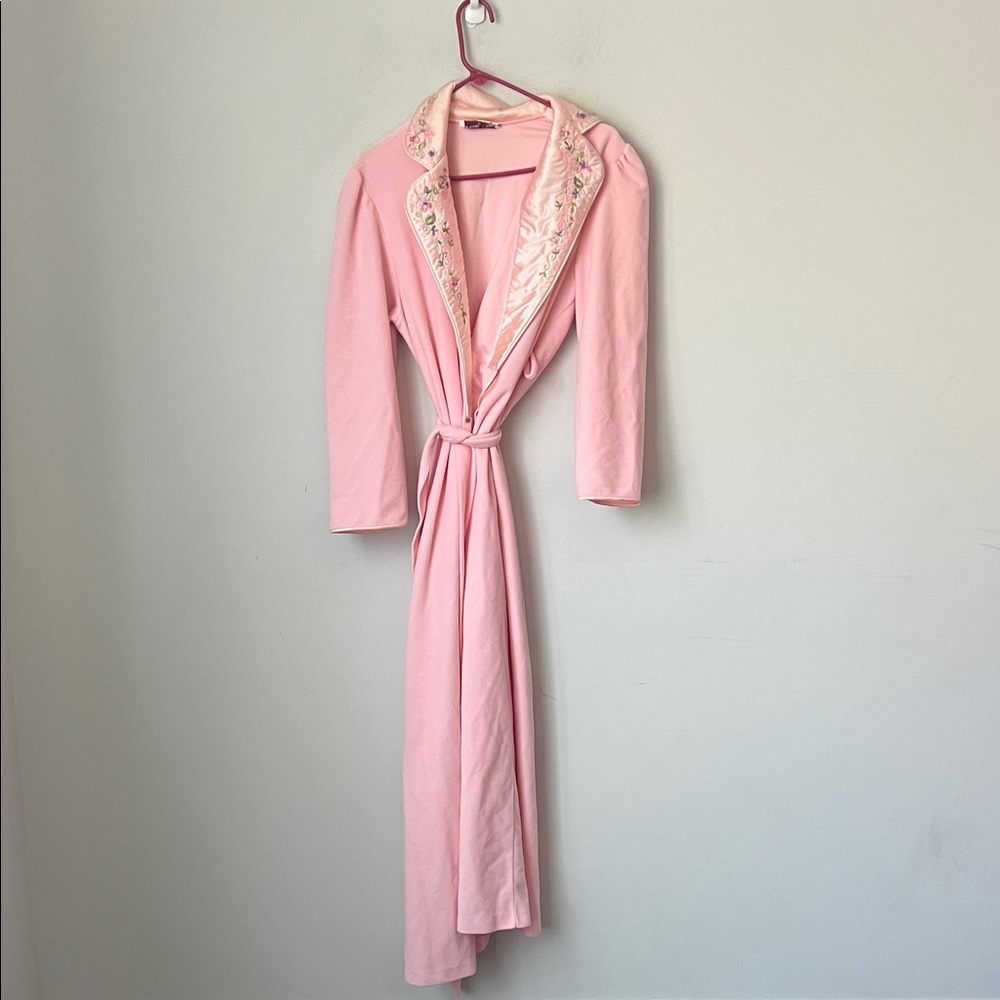 Vintage 70s Vanity Fair Women’s Coquette Girl Embroidered Pink Robe Sz Med 🔴
